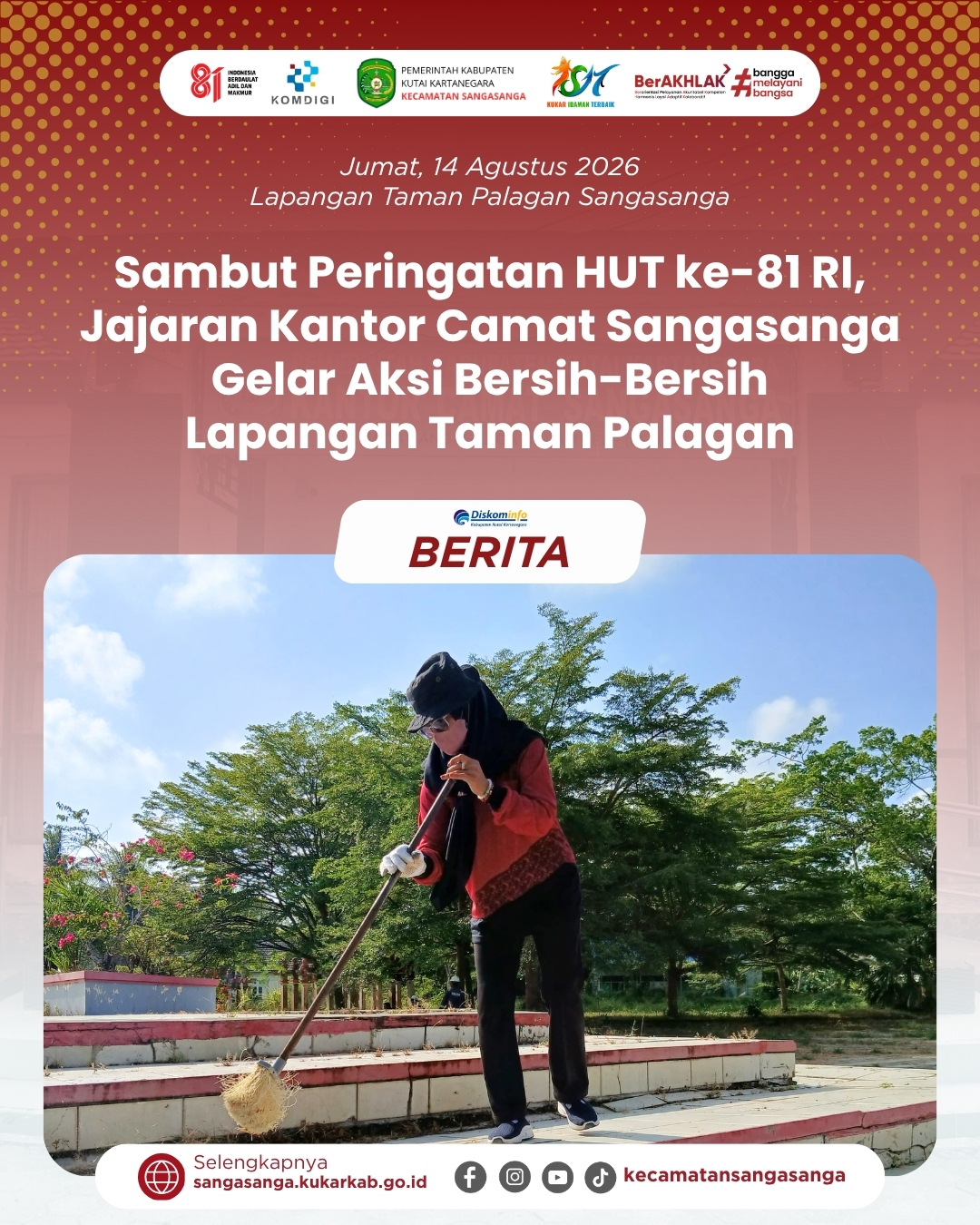 Sambut Peringatan HUT ke-81 RI, Jajaran Kantor Camat Sangasanga Gelar Aksi Bersih-Bersih Lapangan Taman Palagan